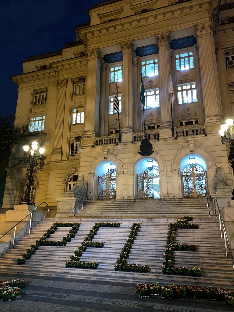 Arranjos de flores formam o nome Pelé em frente ao Palácio José Bonifácio, sede da prefeitura — Foto: Prefeitura de Santos/Divulgação