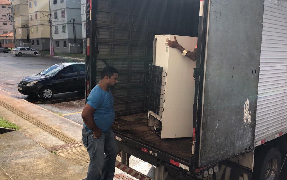 A reintegração desta quinta começou por volta das 8h. No local, estão 14 equipes, entre Polícia Federal, Polícia Militar, Oficiais de Justiça, além de funcionários da Caixa.  — Foto: Vanderson Nascimento / TV Bahia 