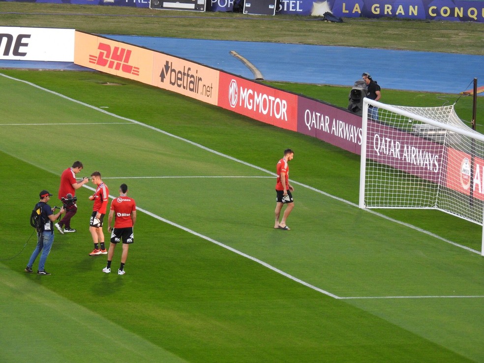 Calleri se aproxima de um dos gols para observar falhas no gramado — Foto: Eduardo Rodrigues