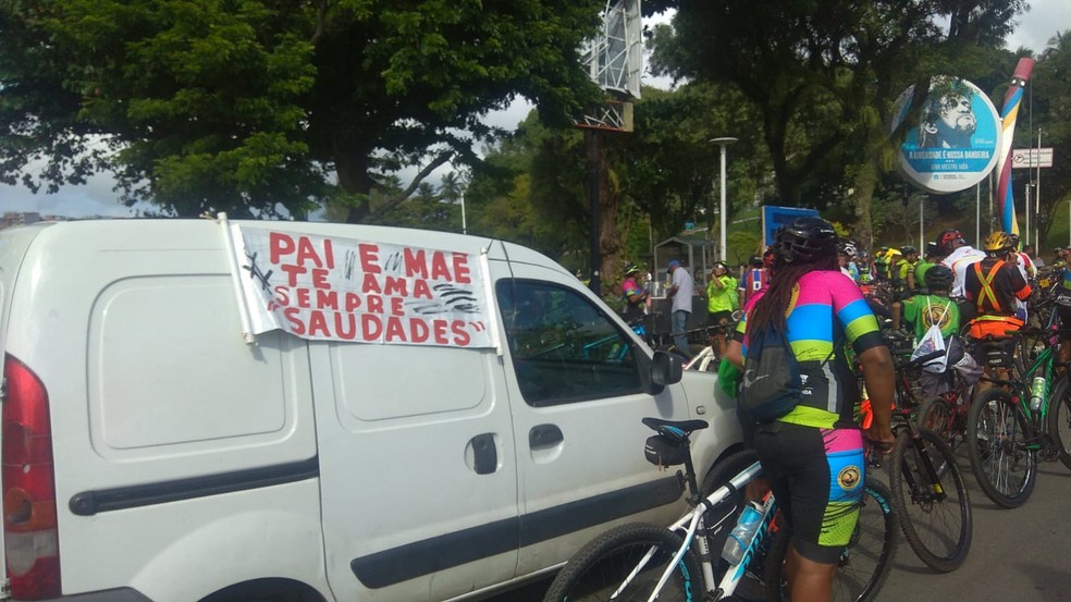 Cartaz em carro usado em ato que reuniu familiares e amigos do ciclista Rodrigo Castro, em Salvador — Foto: Arquivo Pessoal