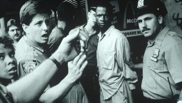 Um ladrão suspeito é preso no início de 1990 em Nova York (Foto: GETTY IMAGES via BBC)