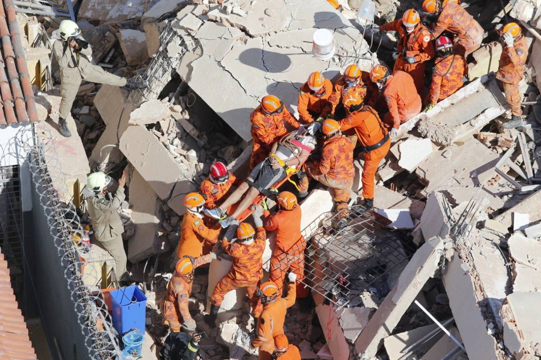 Sobreviventes são resgatados debaixo de escombros de prédio que desabou em Fortaleza
