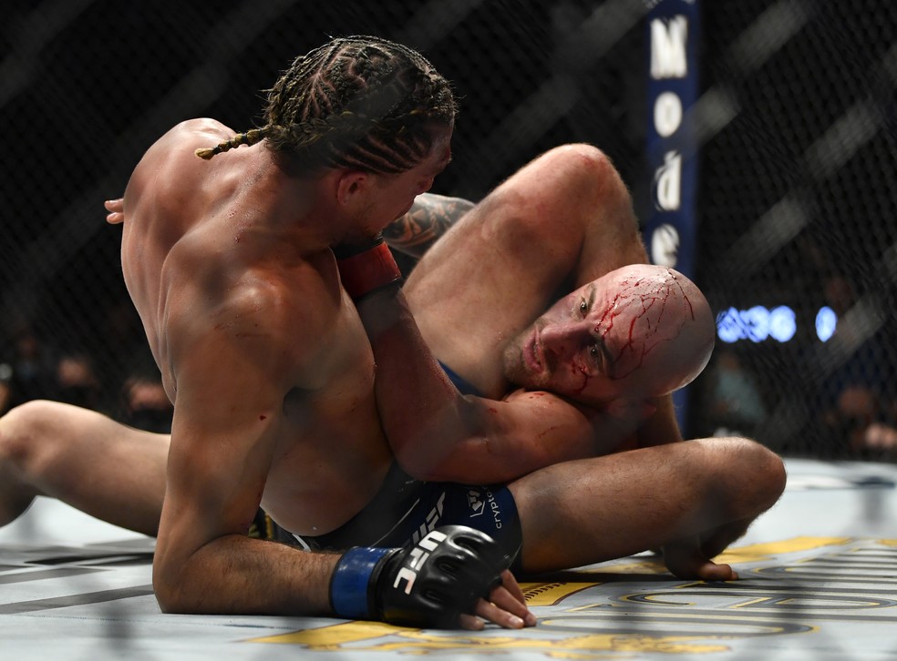 Brian Ortega teve chance de finalizar Alexander Volkanovski no UFC 266, mas o australiano resistiu — Foto: Getty Images