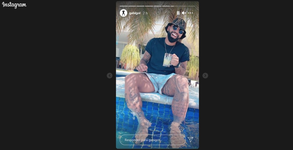 Gabigol aproveita piscina no Guaruj&aacute; durante folga &mdash; Foto: Reprodu&ccedil;&atilde;o da internet