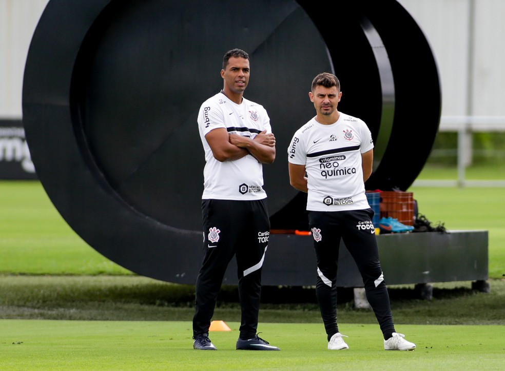 Corinthians vai oficializar saída de Alex da comissão técnica nesta semana