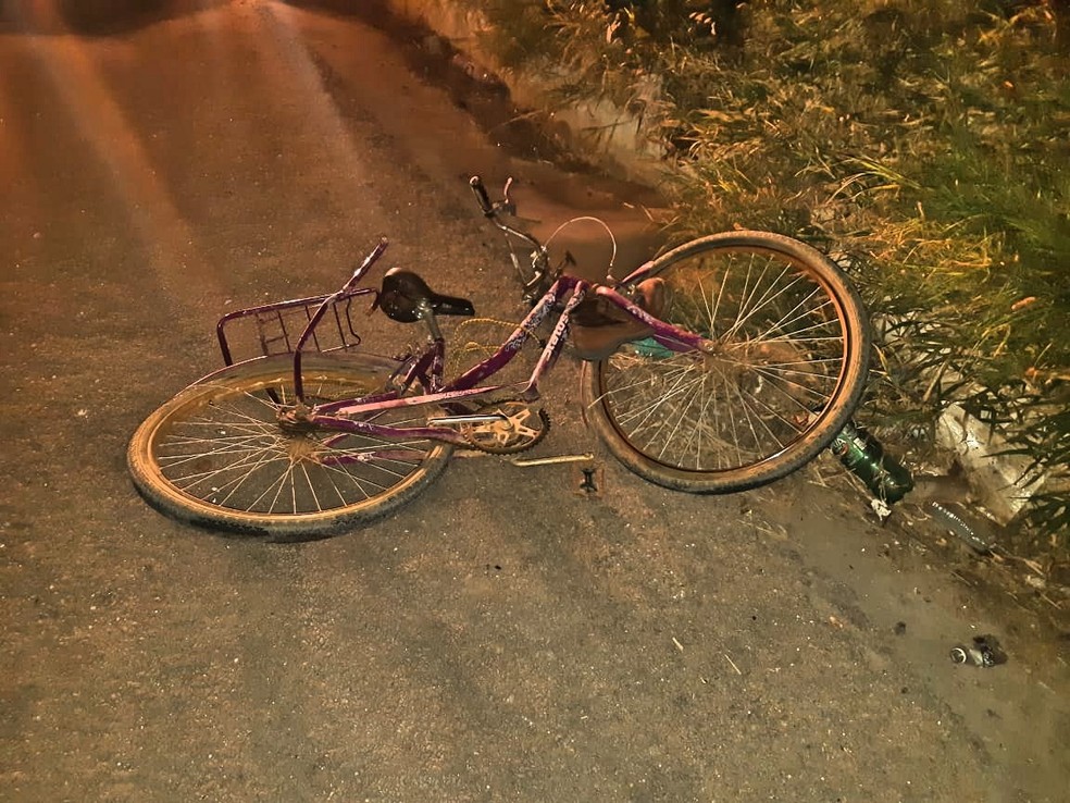 Bicicleta utilizado por idoso vitima de atropelamento em Trindade — Foto: Divulgação/ PRF