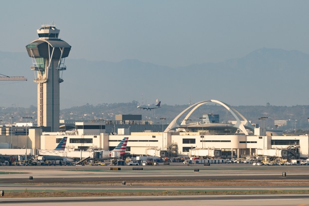 LOS ANGELES, CA - AUGUST 27: General Views of LAX and the airport control tower on August 27, 2020 in Los Angeles, California.  (Photo by AaronP/Bauer-Griffin/GC Images) (Foto: GC Images)