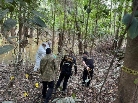 Policiais federais isolam a área onde foram achados os pertences de Bruno Pereira, indigenista desaparecido no Vale do Javari — Foto: PF