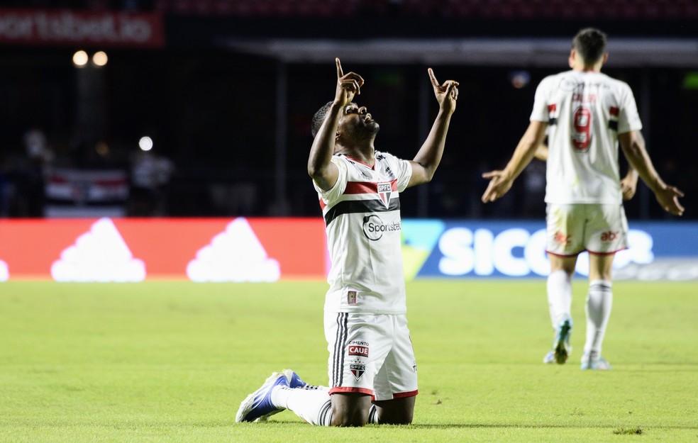 Nikão festeja gol do São Paulo contra o Cuiabá — Foto: Marcos Ribolli