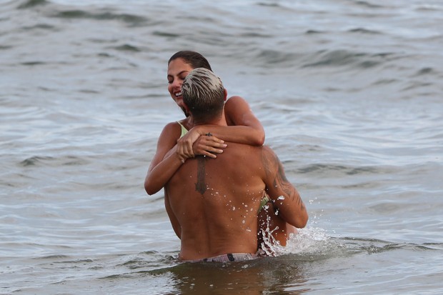 Mari Gonzalez e Jonas Sulzbach curtem praia no Rio em clima de romance (Foto: Dilson Silva/AgNews)