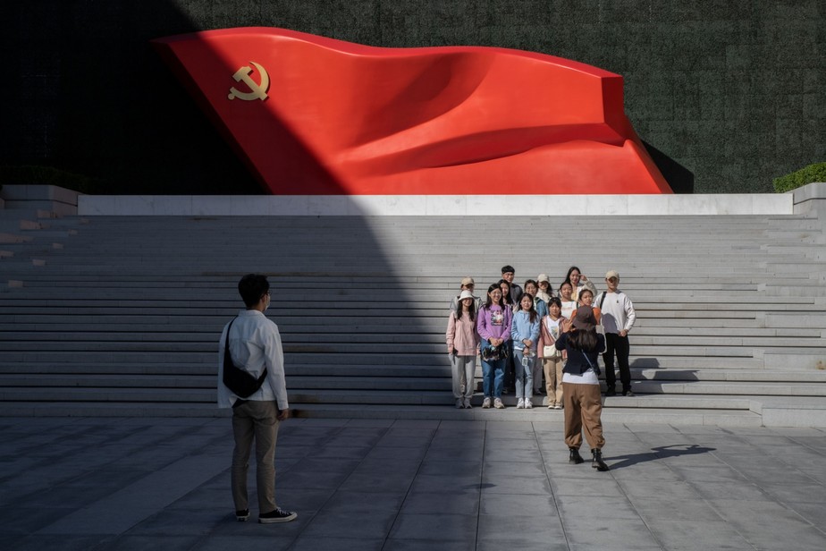 Visitantes tiram foto do lado de fora do Museu do Partido Comunista, que começa seu congresso quinquenal neste domingo