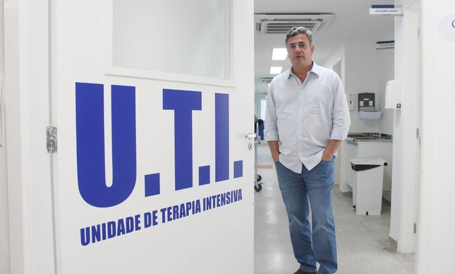 O prefeito Guilherme Gazzola em hospital de Itu