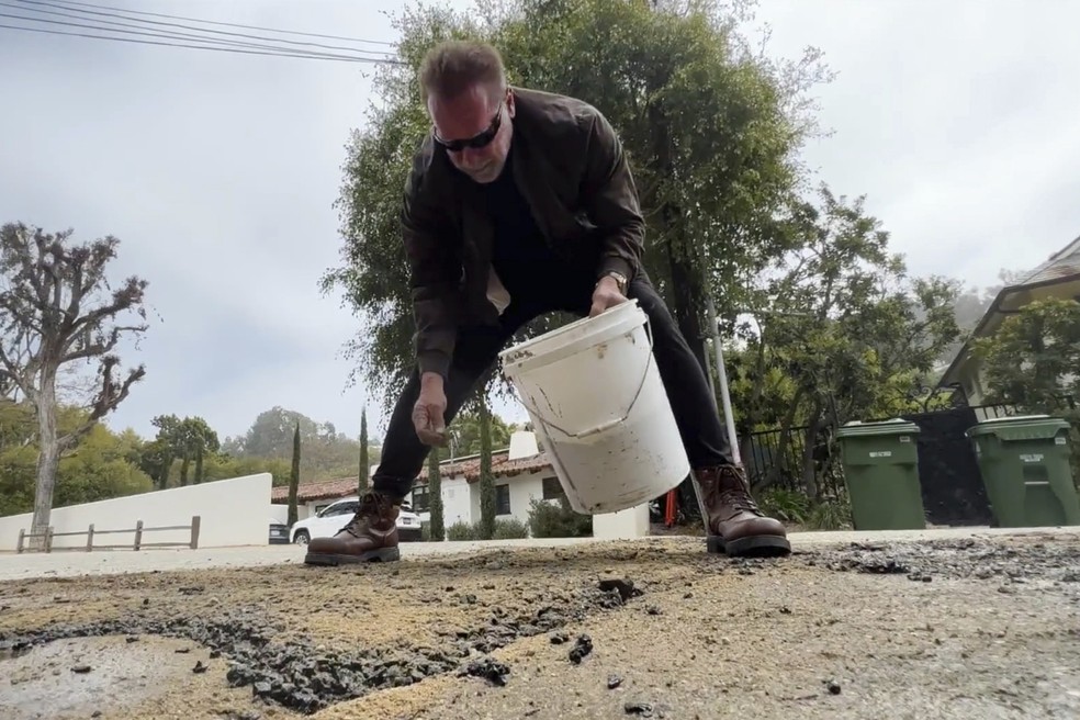 Com visual parecido com "O Exterminador do Futuro", ator fechou buraco de rua — Foto: The Office of Arnold Schwarzenegger via AP