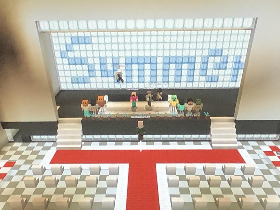 Os próprios alunos construíram o salão de formatura no Minecraft — Foto: Reprodução / Twitter / @backyennew