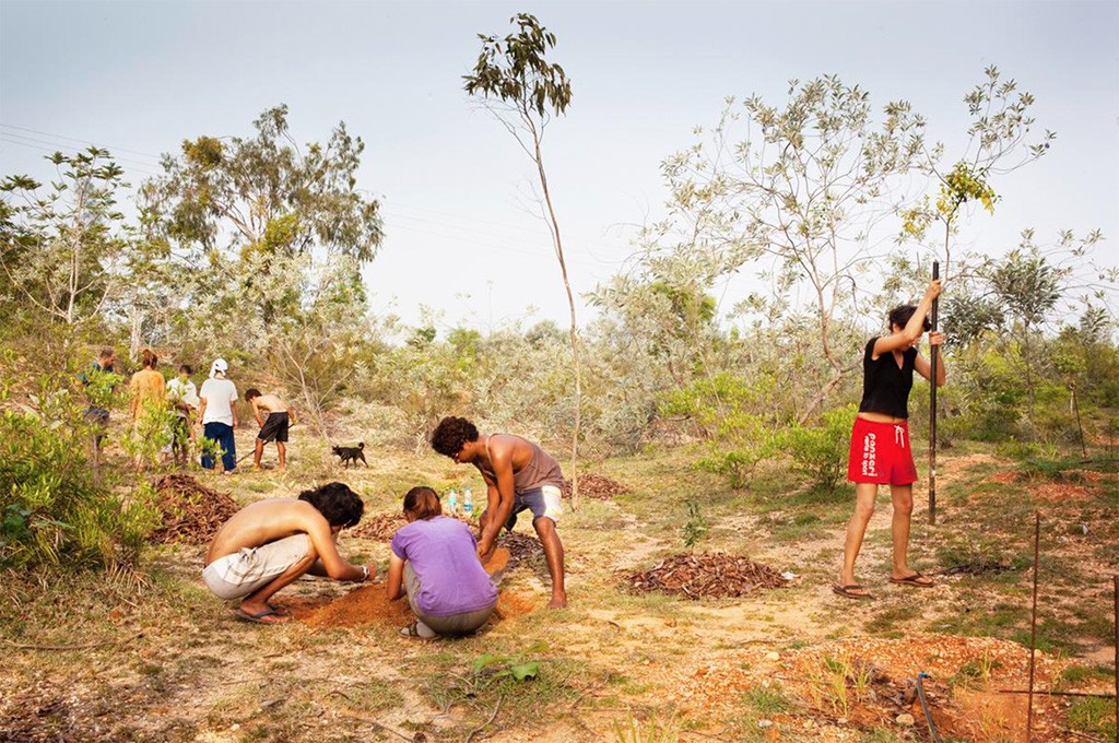 Além de terem trabalhos formais, os moradores ajudam na manutenção da cidade, como no plantio de árvores (Foto: Divulgação)