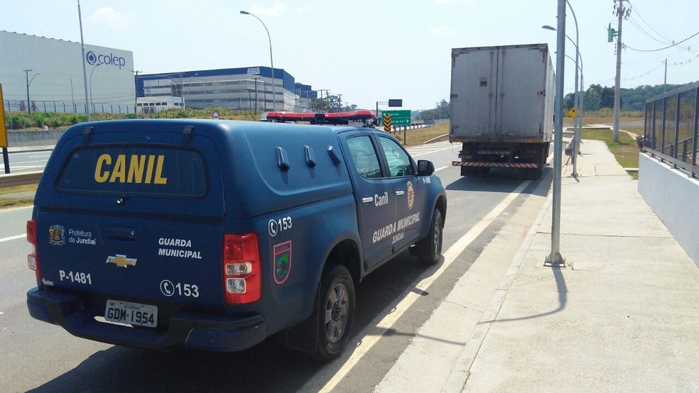 Veículo estava com parte do carregamento (Foto: Guarda Municipal/Divulgação)