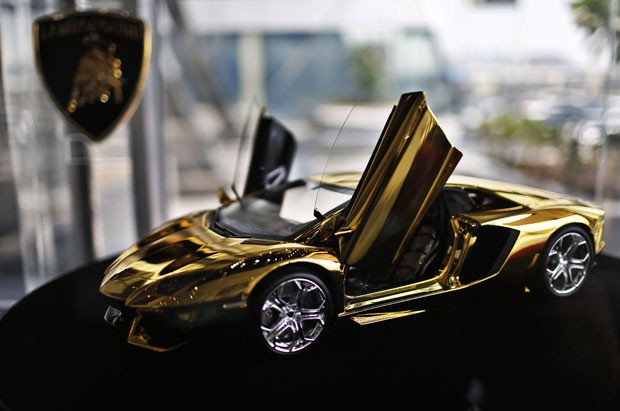 Lamborghini feita de ouro tenta entrar para o Guinness, livro dos recordes (Foto: Ahmed Jadallah/Reuters)