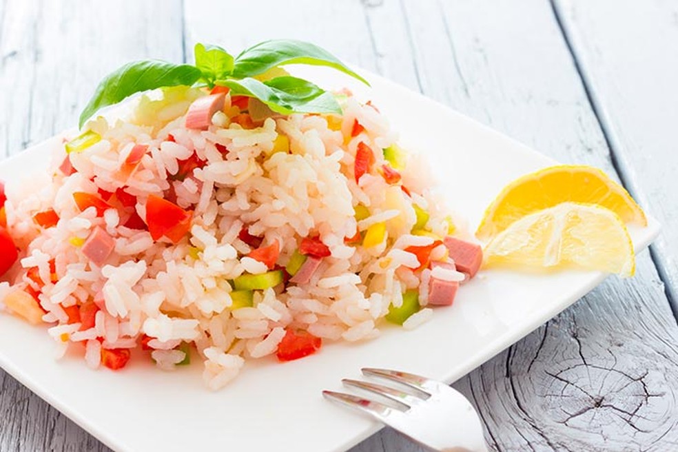 Salada de arroz leva ervilhas frescas, presunto, mussarela e batata palha — Foto: Adobe Stock
