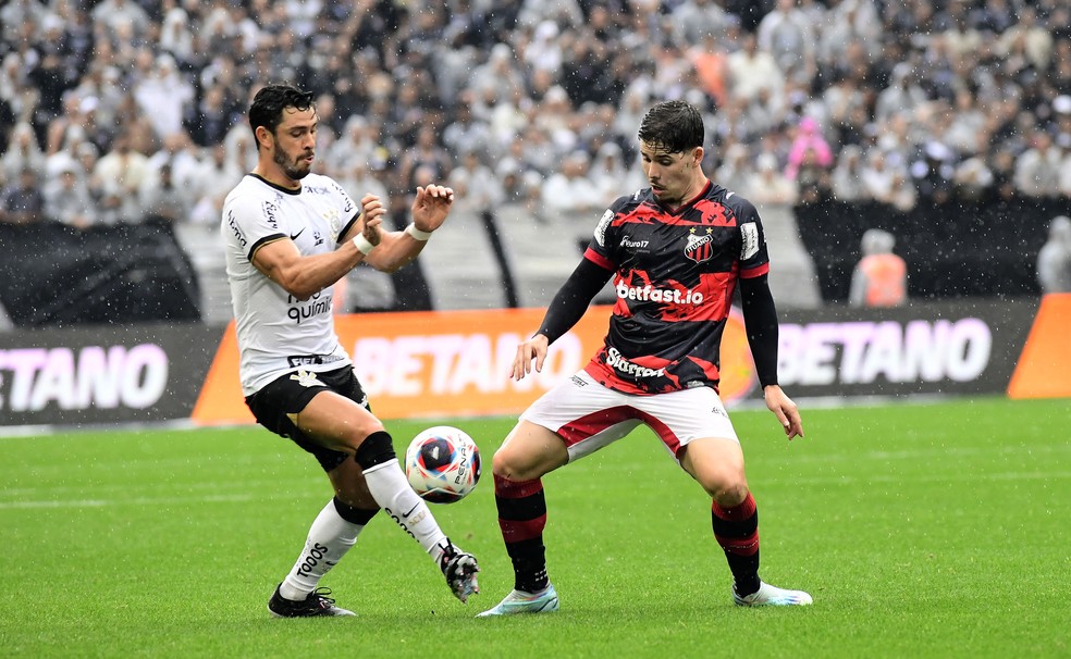 Giuliano em ação na partida entre Corinthians e Ituano — Foto: Marcos Ribolli