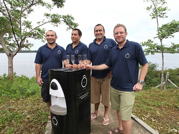 (Da esquerda para a direita) Empresários James Jr., Cal Jr., Paulo Ferreira e Ricardo Rozgrin investirão na Amazônia com água 'gourmet' e bebedouro com capacidade para 30 litros (Foto: Divulgação/Amazon Air Water)