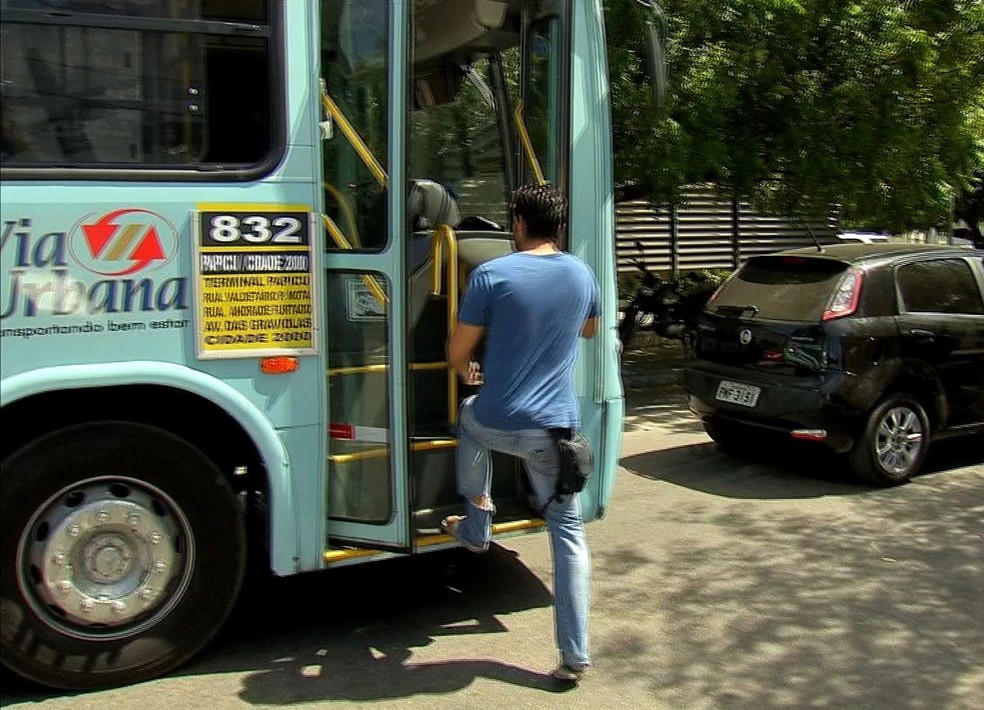 Passageiros passam a entrar pela porta da frente dos ônibus (Foto: TV Verdes Mares)