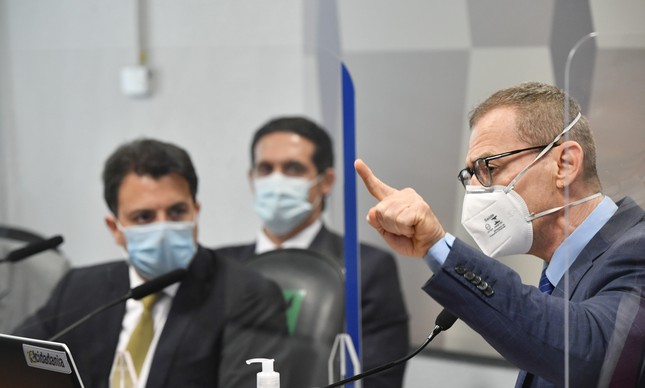 Fabiano Contarato se manifesta na abertura da sessão, observado por Otávio Fakhoury (à esquerda)
