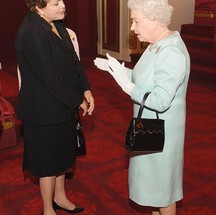 O modelo de bolsa preferido pela rainha era a Traviata, na cor preta, como a que usou no encontro com a ex-presidente Dilma Roussef. O modelo feito especialmente para Elizabeth II vem com carteira, espelho e alças mais longas que não atrapalham os muitos apertos de mão que ela precisa dar