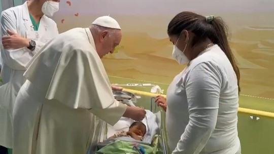 Papa Francisco visita crianças em hospital que está internado e entrega ovos de Páscoa; vídeo