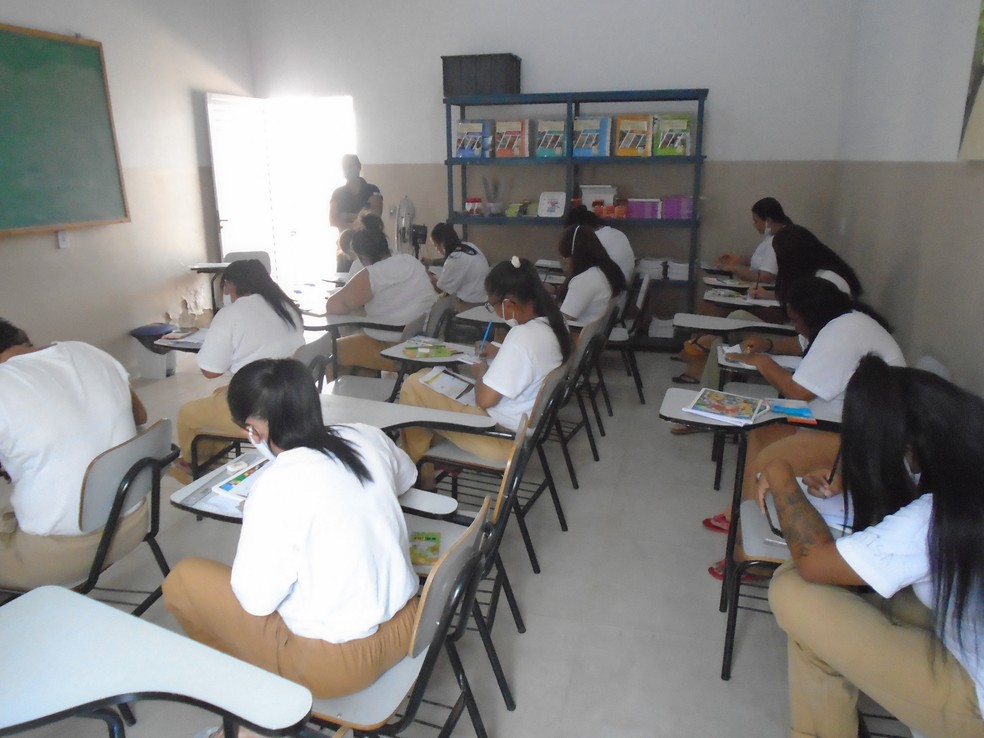 Presas produziram desenhos e frases sobre a violência que compuseram o "Calendário da Vida" — Foto: SAP
