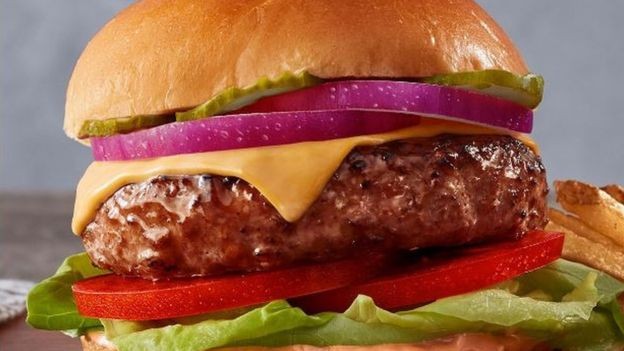 Hambúrguer da Beyond Meat; empresas tentam imitar textura e sabor da carne para competir no mercado de não vegetarianos (Foto: BEYOND MEAT)