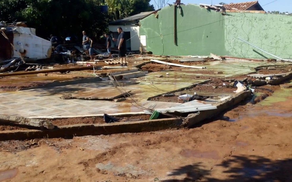 Casa fica destruída após queda de caixa d'água, em Senador Canedo — Foto: Reprodução/TV Anhanguera