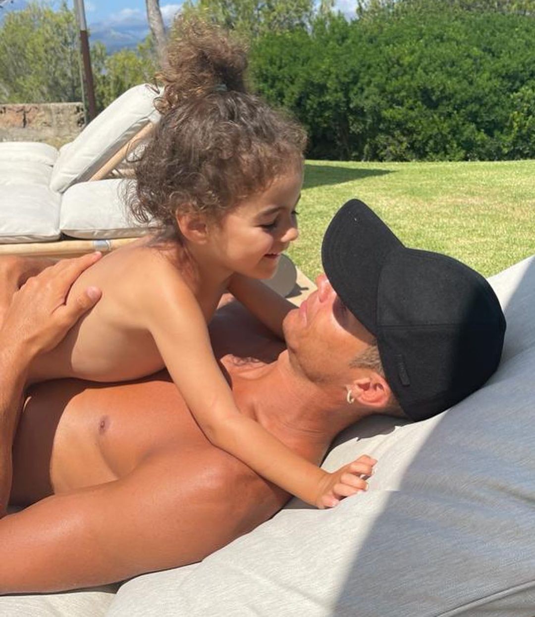 Cristiano Ronaldo criança e a filha Alana Martina (Foto: Reprodução Instagram)