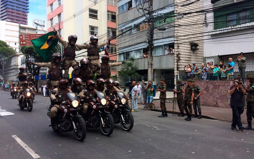 Batalhão faz apresentação no desfile do 7 de setembro (Foto: Henrique Mendes/G1)