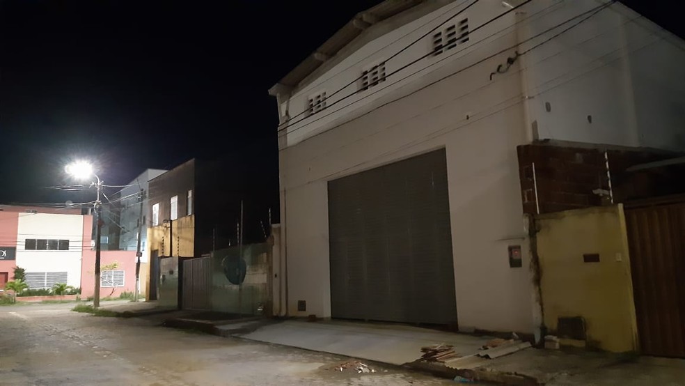 Homem foi baleado dentro de um galpão no bairro Rosa dos Ventos, em Parnamirim — Foto: Sérgio Henrique Santos/Inter TV Cabugi