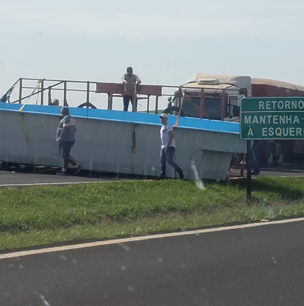Piscina De 8 Metros De Comprimento Cai De Caminhao E Bloqueia Trecho De Rodovia No Norte Do Parana Norte E Noroeste G1
