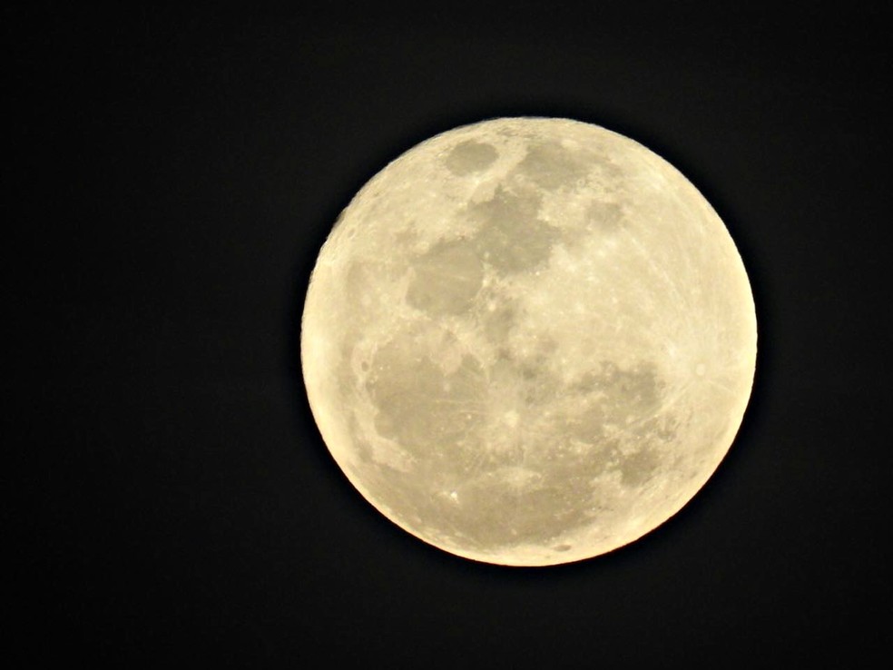 Superlua registrada em Manaus, em dezembro de 2017 (Foto: Patrick Marques/G1 AM)