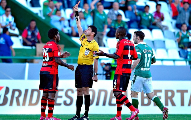 Roger vê arbitragem confusa e diz que vencer Emelec é obrigação do Fla