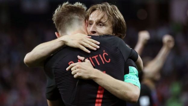 O abraço de 'duas crianças da guerra': Luka Modric e Ivan Rakitic comemorando a vitória sobre a Inglaterra (Foto: Getty Images via BBC)