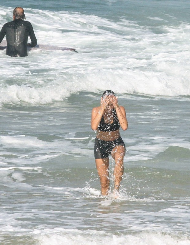 Luiza Valdetaro se refresca com banho de mar (Foto: Daniel Delmiro/AgNews)