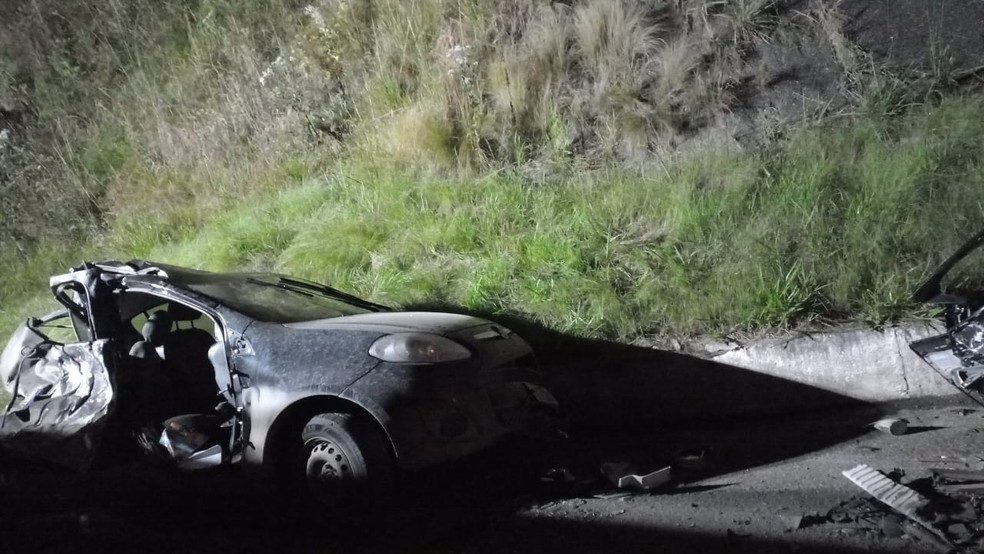 Carro em que secretário de Agricultura e Meio Ambiente de Bom Retiro estava ficou destruído — Foto: CBMSC/Divulgação