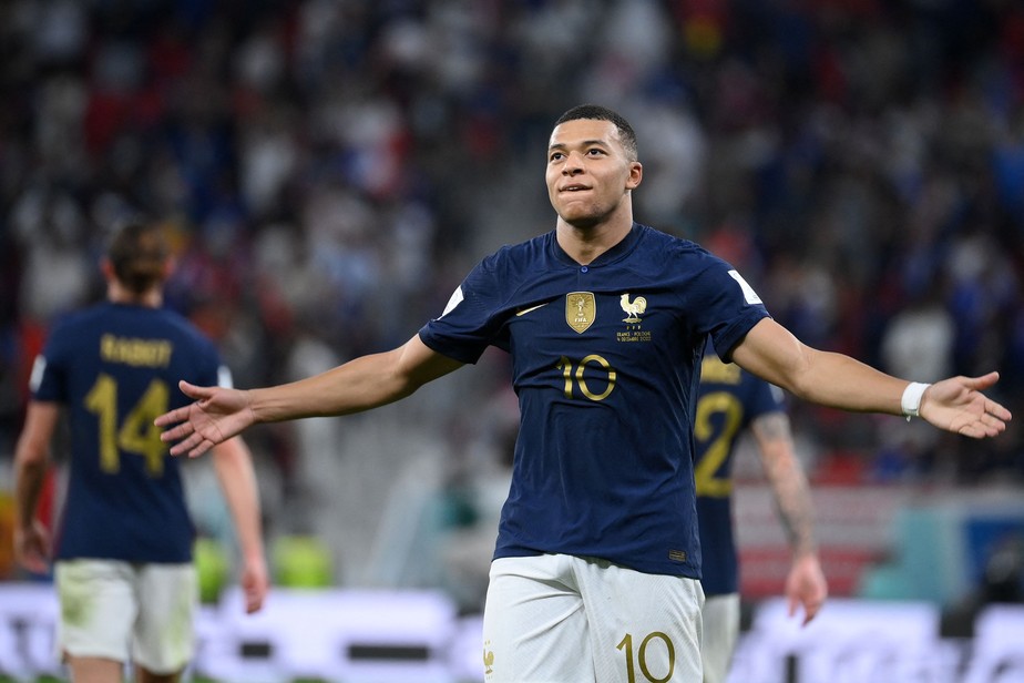 France's forward #10 Kylian Mbappe celebrates scoring his team's third goal during the Qatar 2022 World Cup round of 16 football match between France and Poland at the Al-Thumama Stadium in Doha on December 4, 2022. (Photo by FRANCK FIFE / AFP