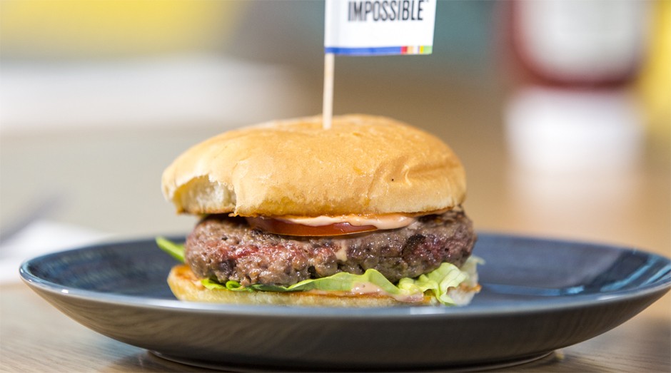 Novo hambúrguer da Impossible Foods: feito de soja, mas muito parecido com carne (Foto: Divulgação)