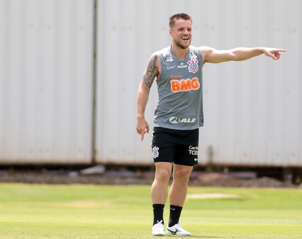 Em último dia de treino, Ramiro integra grupo e pode ser relacionado contra o Fortaleza; veja provável time