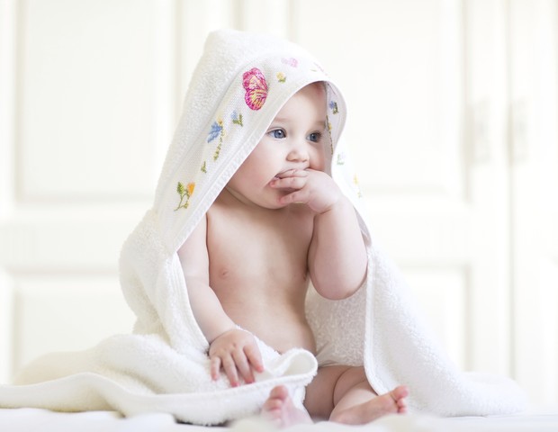 Os cuidados com o banho do bebê devem começar ainda antes de ele entrar na água (Foto: Thinkstock)