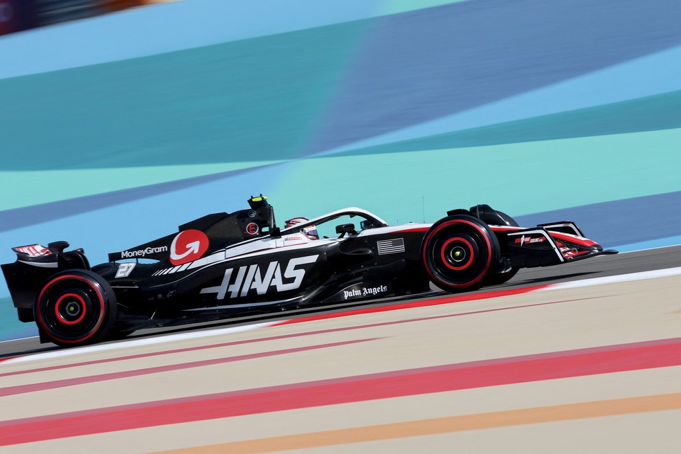 Nico Hulkenberg colocou a Haas em quinto lugar no segundo treino livre do GP do Bahrein, na F1 2023 — Foto: Giuseppe CACACE / AFP
