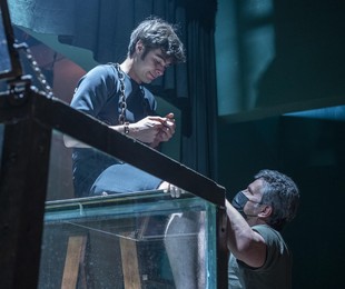 O diretor Luiz Henrique Rios orienta Rafael Vitti em cena de 'Além da ilusão' | Estevam Avellar/TV Globo 