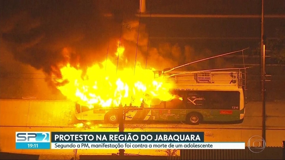 Ônibus são incendiados durante protesto contra morte de adolescente após ação da PM na Zona Sul de SP