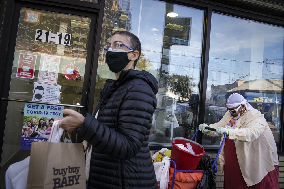 Pedestres usam máscaras de proteção no bairro de Far Rockaway, no Queens, durante a pandemia do novo coronavírus (Covid-19) em Nova York, em outubro de 2020 — Foto: John Minchillo/AP