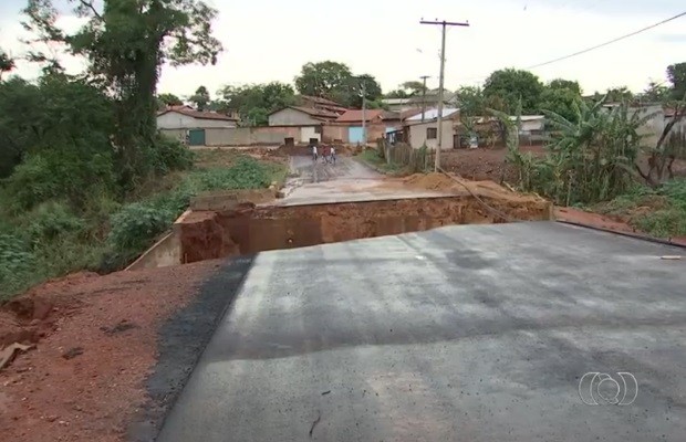 Enxurrada rompeu asfalto e derrubou ponte em bairro de Aparecida de Goiânia (Foto: Reprodução/TV Anhanguera)