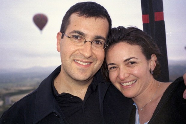 Sheryl Sandberg ao lado de Dave Goldberg. (Foto: Reprodução Facebook)